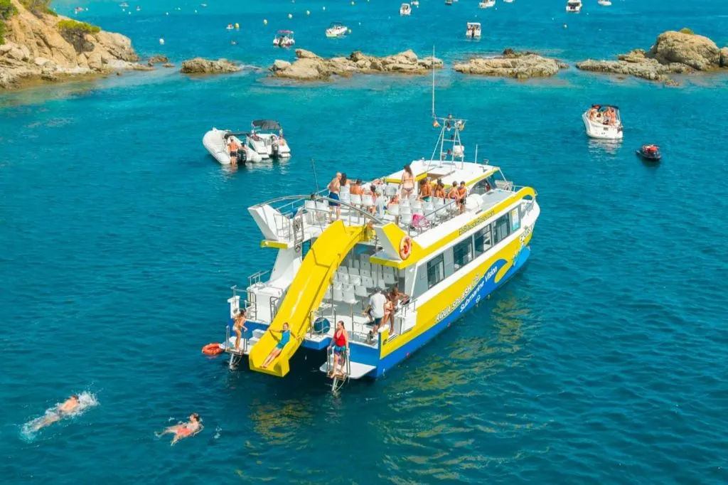 Empuriabrava: Paseo en barco al atardecer desde Roses + Cóctel + Parada para nadar