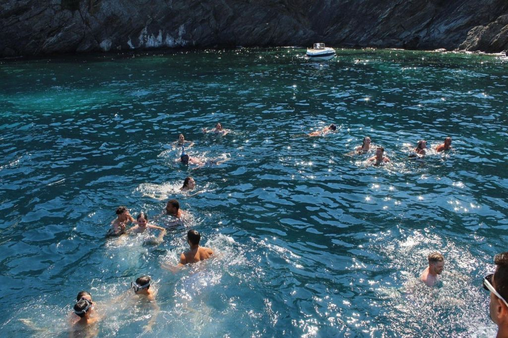 Empuriabrava: Tour in barca al tramonto da Roses + Cocktail + Sosta per nuotare