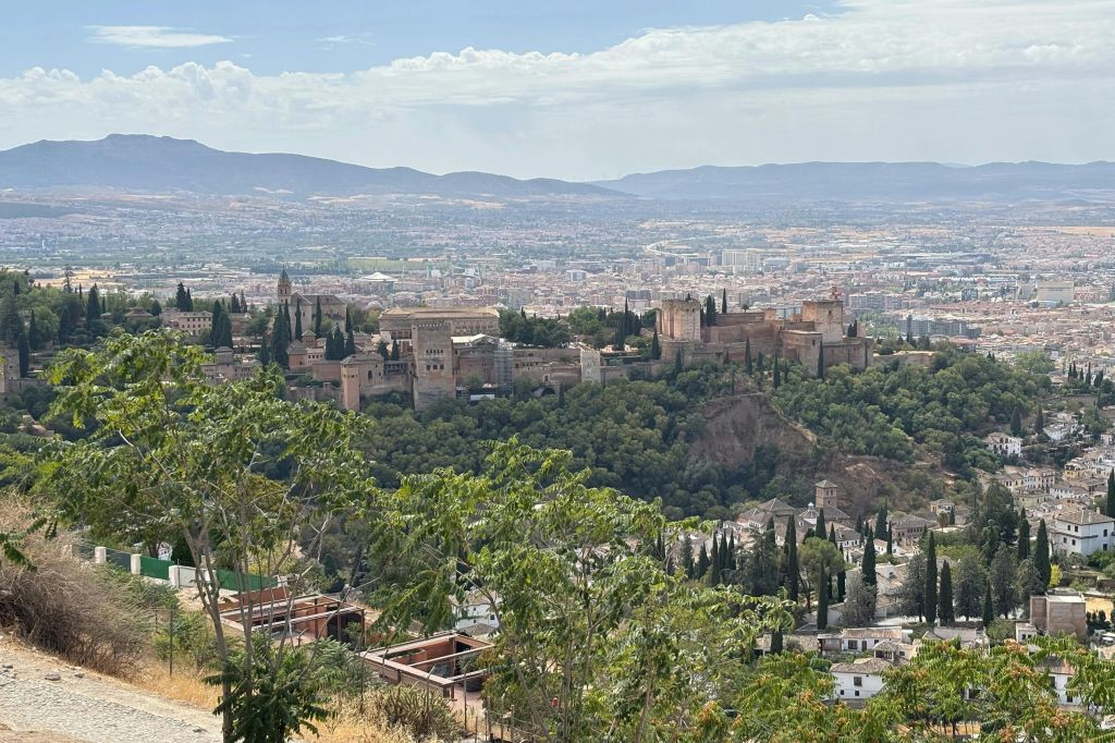Alhambra : billet d'entrée et audioguide + visite guidée de Grenade en bus