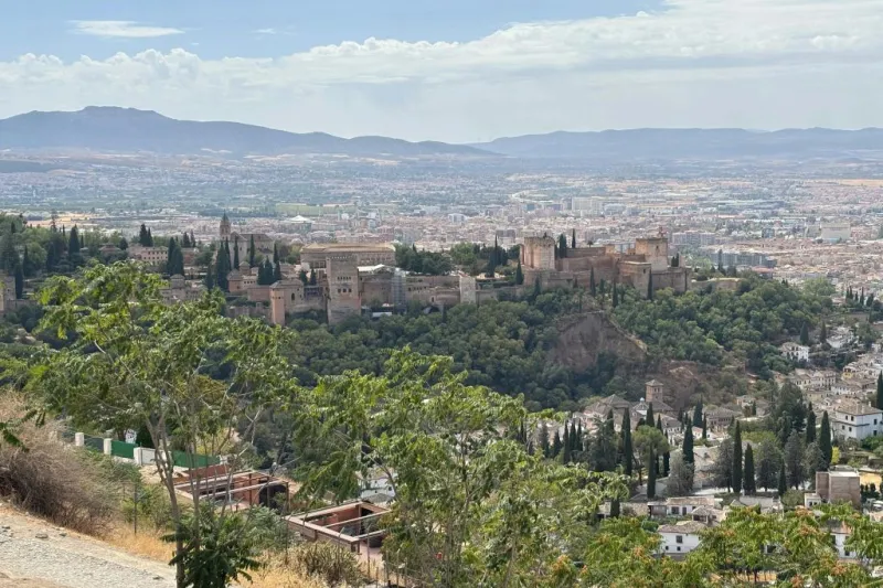 Alhambra: Entrada y Audioguía + Visita Guiada en Autobús por Granada