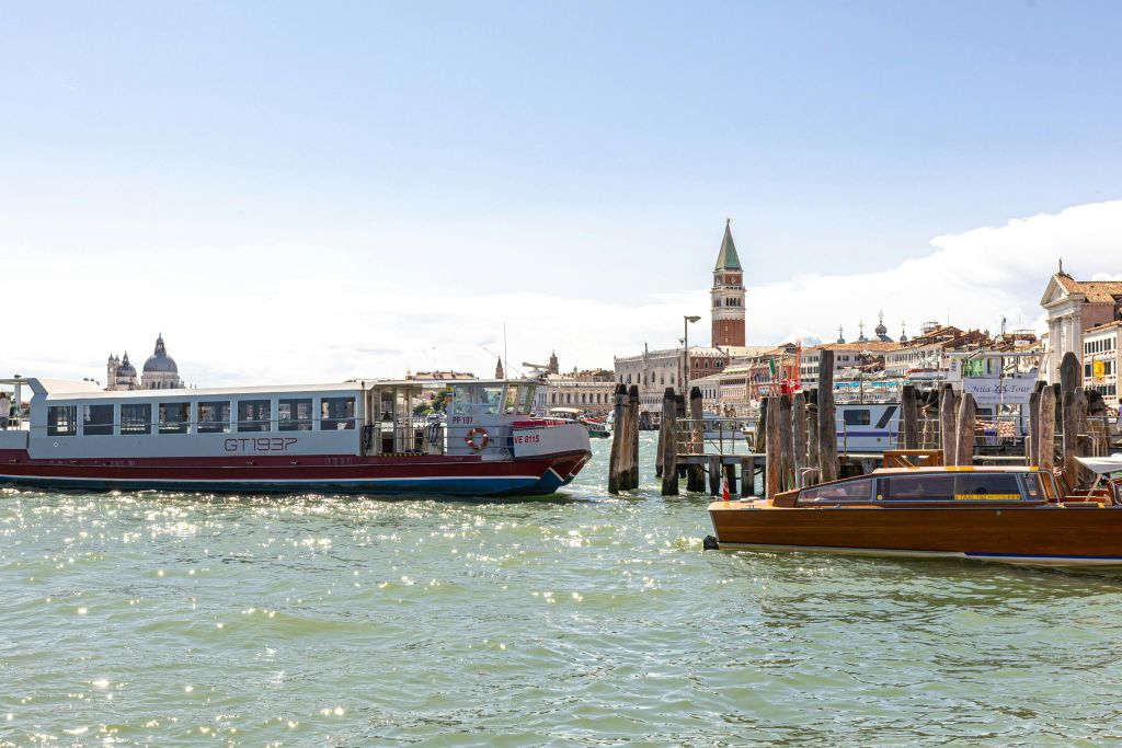 Murano e Burano: tour in barca dalla stazione ferroviaria di Santa Lucia + dimostrazione di soffiatura del vetro