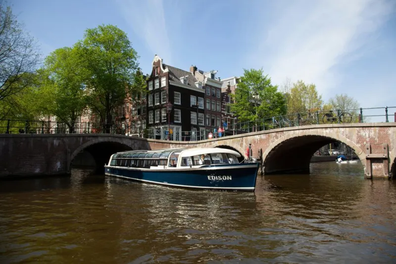 Amsterdam : Croisière guidée sur les canaux + entrée au Heineken Experience
