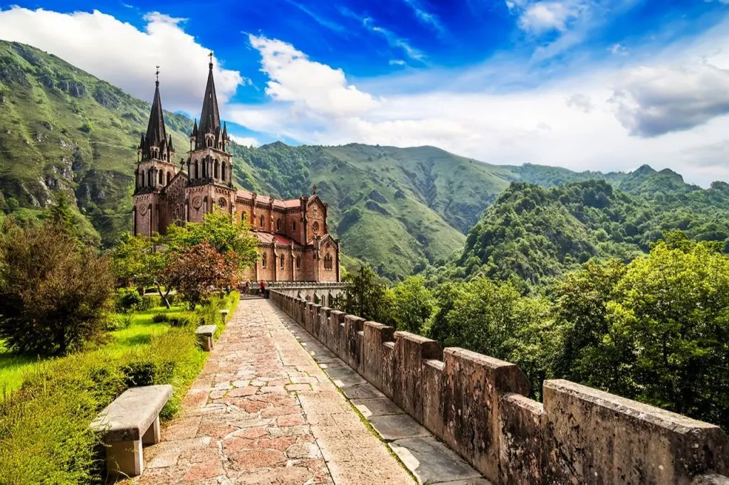 Excursión a los Lagos, Santuario de Covadonga y Cangas de Onís desde Gijón