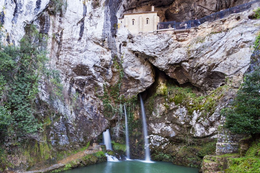 Lakes of Covadonga, Cangas de Onís & Lastres: Guided Tour from Gijón