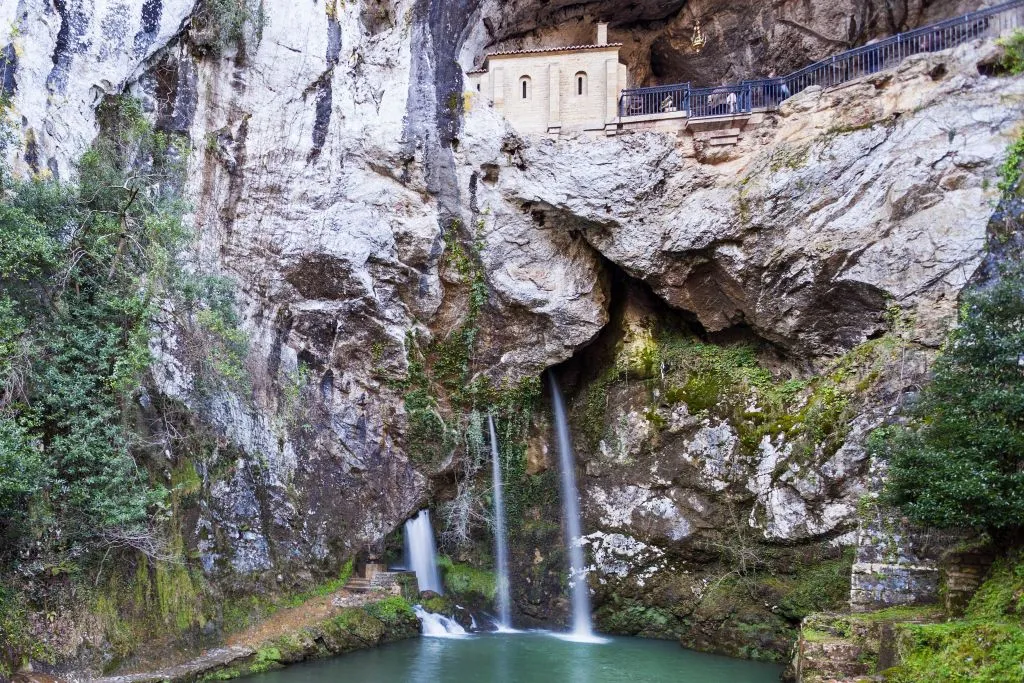Excursión a los Lagos, Santuario de Covadonga y Cangas de Onís desde Gijón