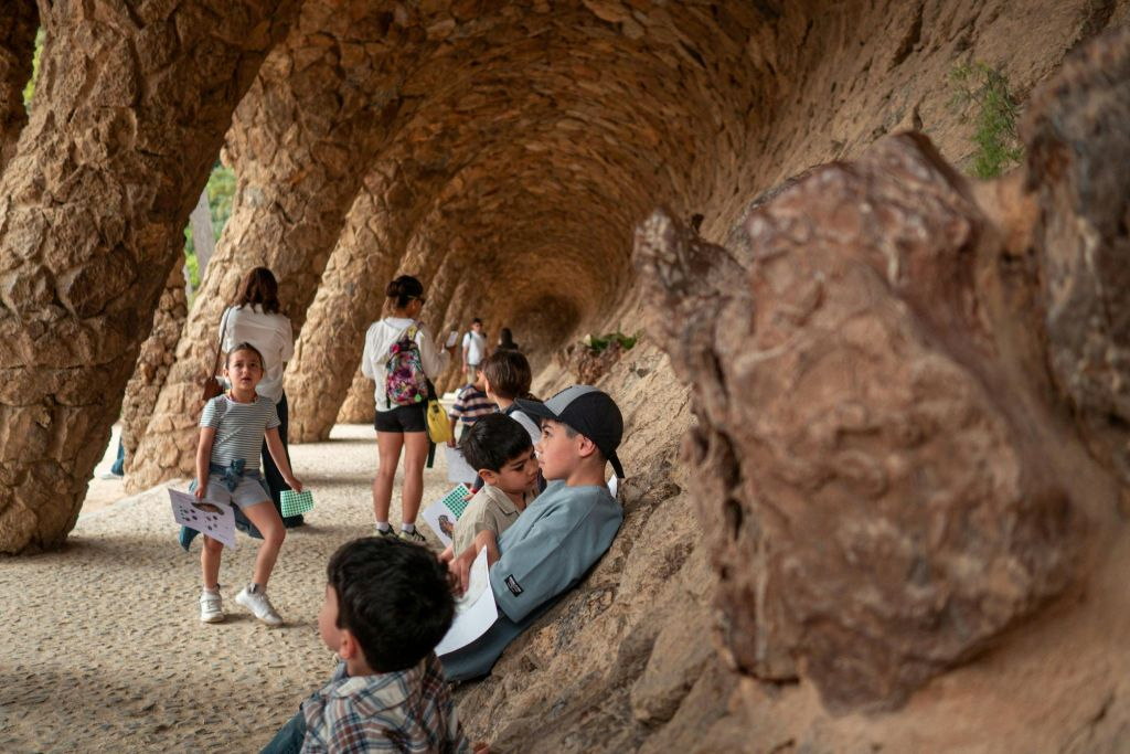 Parque Güell: visita guiada en grupo reducido para niños y familias