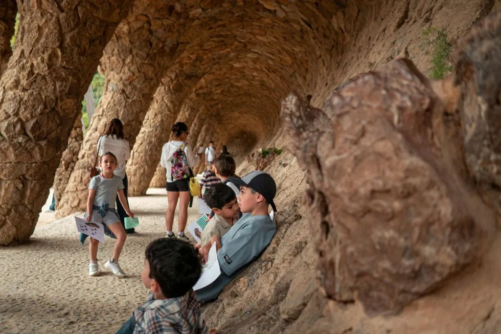 Parque Güell: visita guiada en grupo reducido para niños y familias