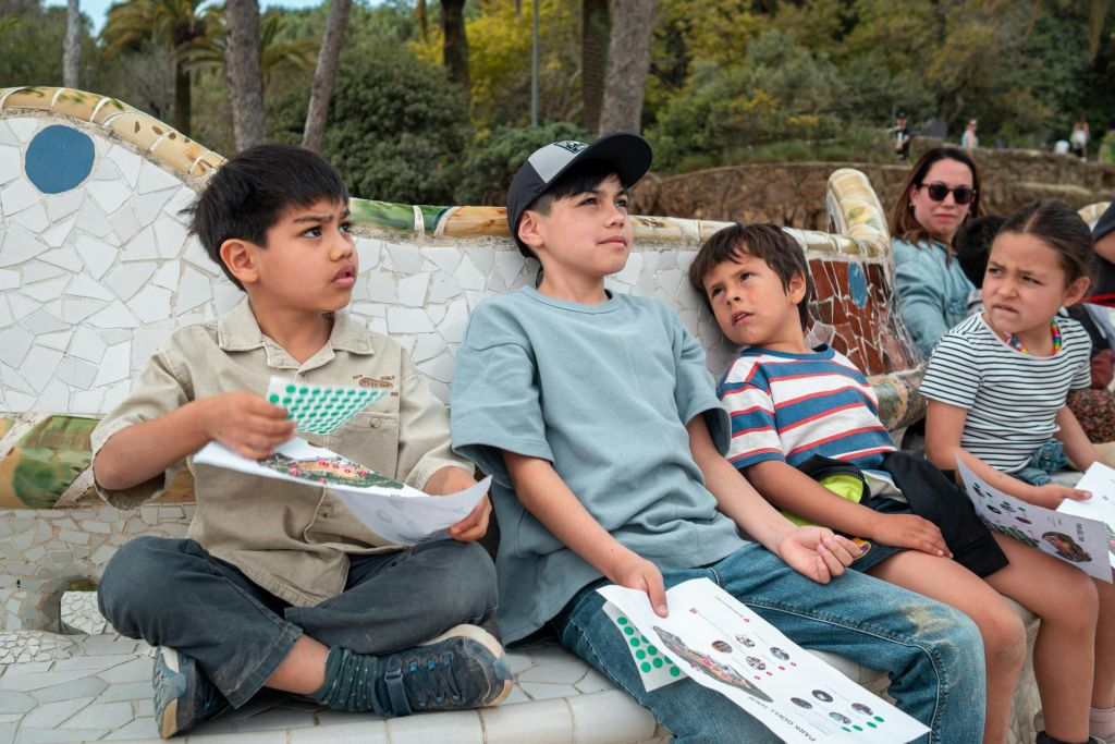 Parque Güell: visita guiada en grupo reducido para niños y familias
