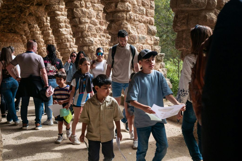 Parque Güell: visita guiada en grupo reducido para niños y familias