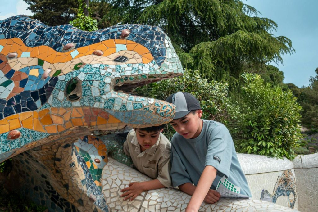 Parque Güell: visita guiada en grupo reducido para niños y familias