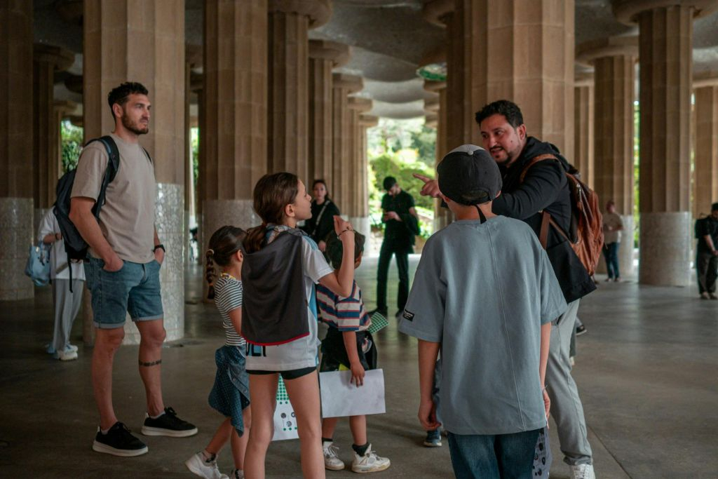Parque Güell: visita guiada en grupo reducido para niños y familias