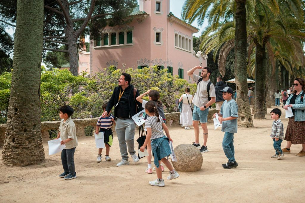 Parque Güell: visita guiada en grupo reducido para niños y familias
