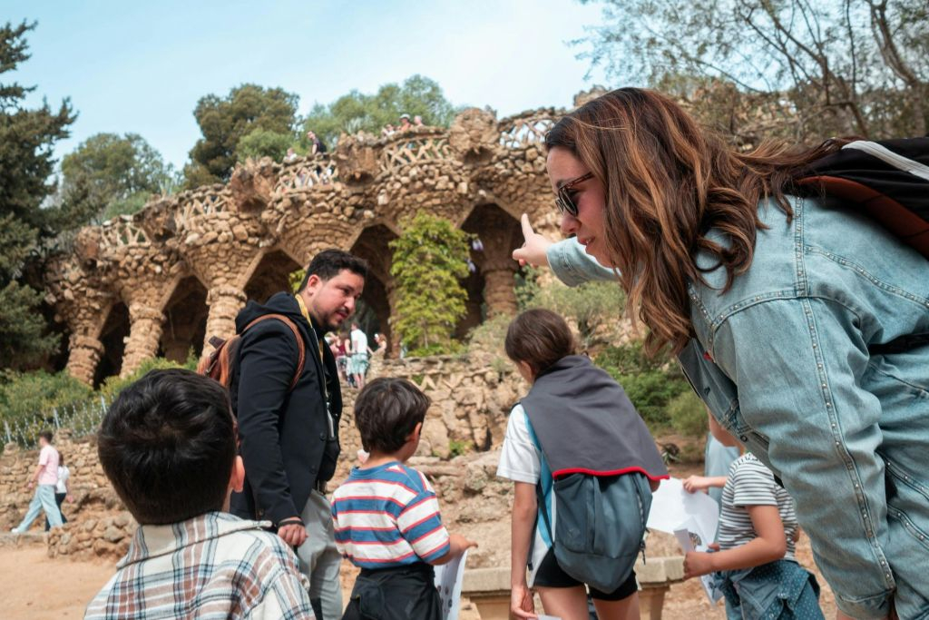 Parque Güell: visita guiada en grupo reducido para niños y familias