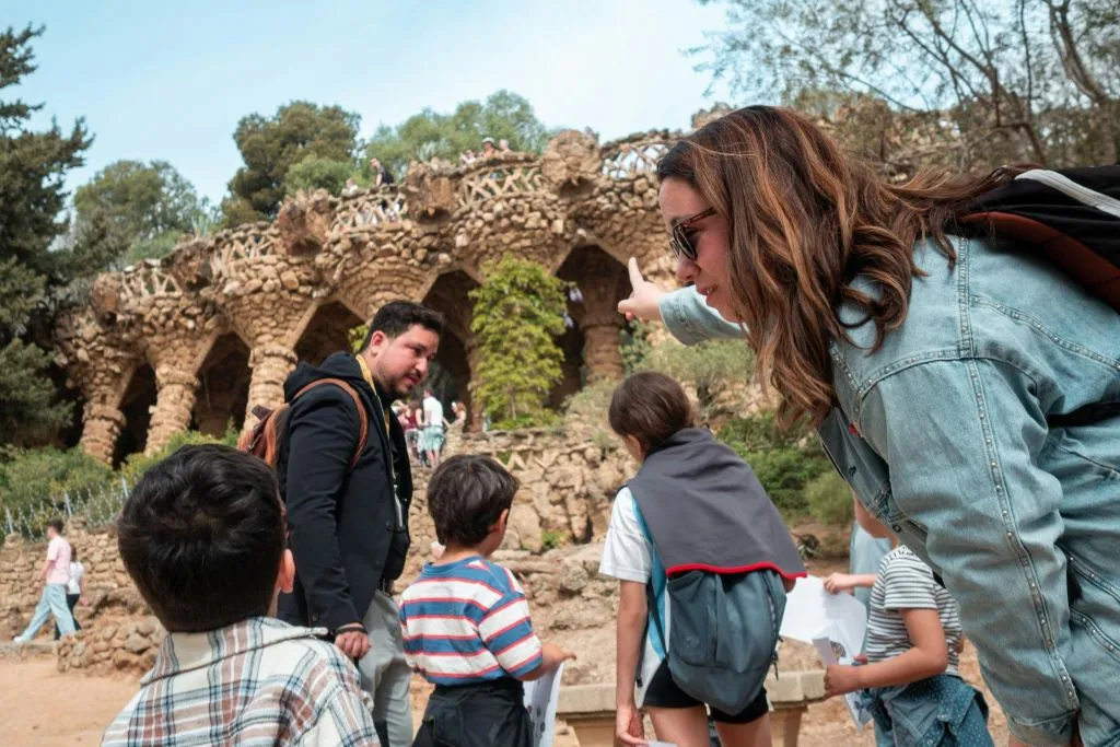 Parque Güell: visita guiada en grupo reducido para niños y familias