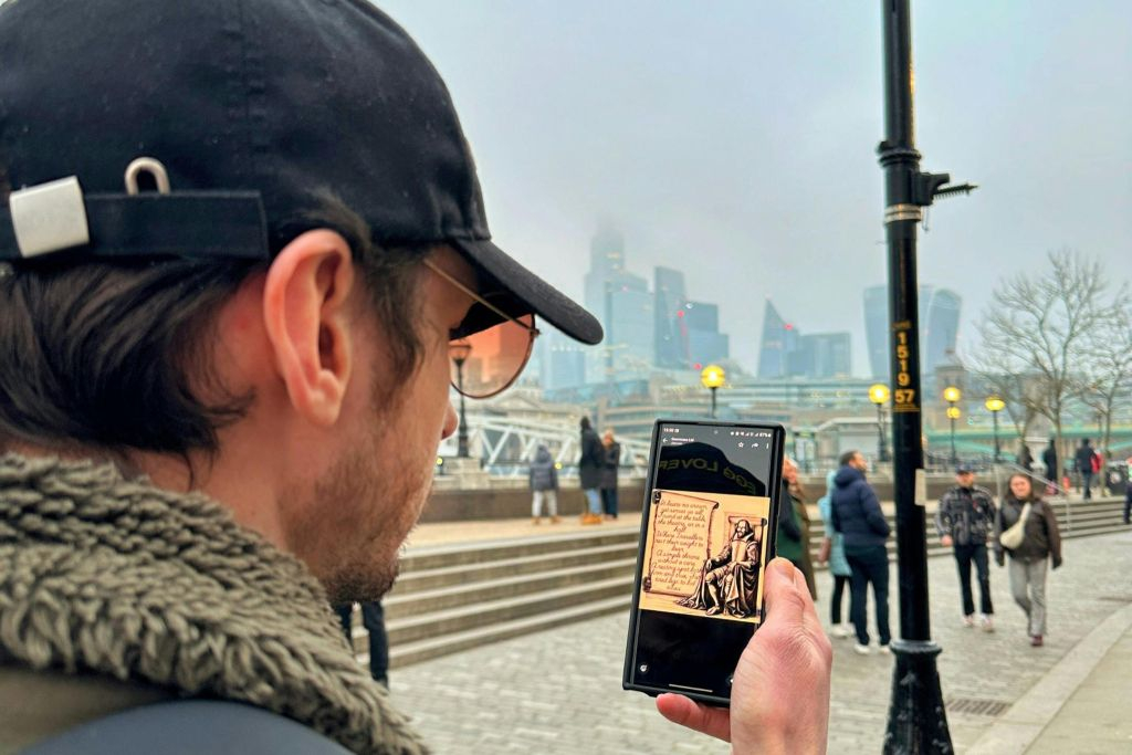 London: Self-Guided Mystery Game + Pub Lunch