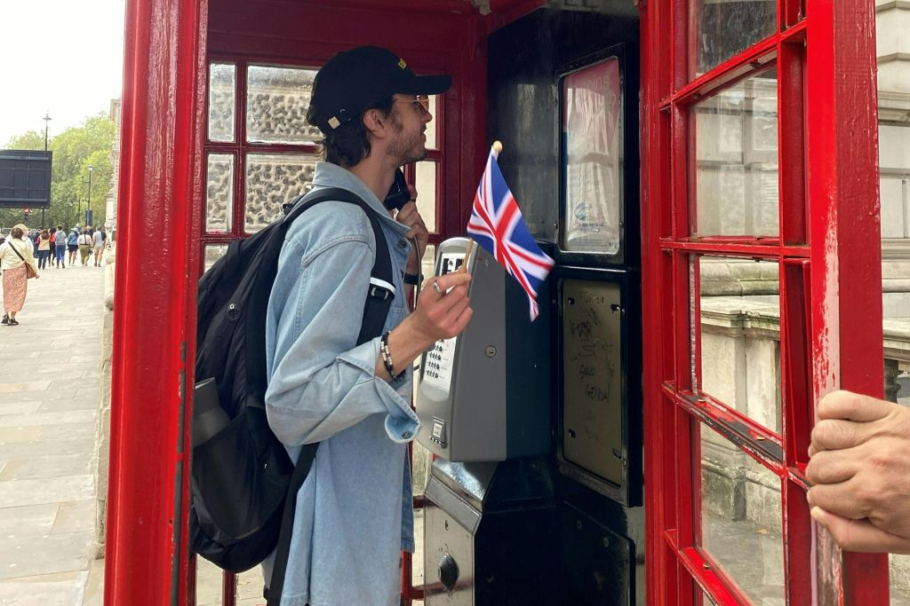 London: Self-Guided Mystery Game + Pub Lunch