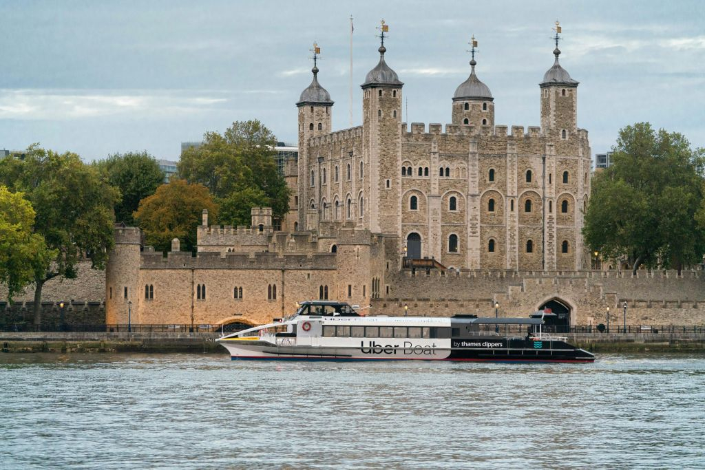 London: Roundtrip Uber Boat + Evening Bus Tour