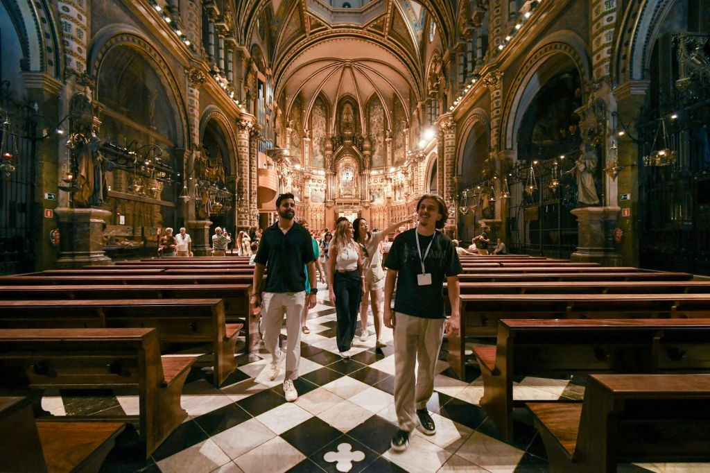 Montserrat: visita guiada desde Barcelona + entrada a la sacristía y a la Virgen Negra