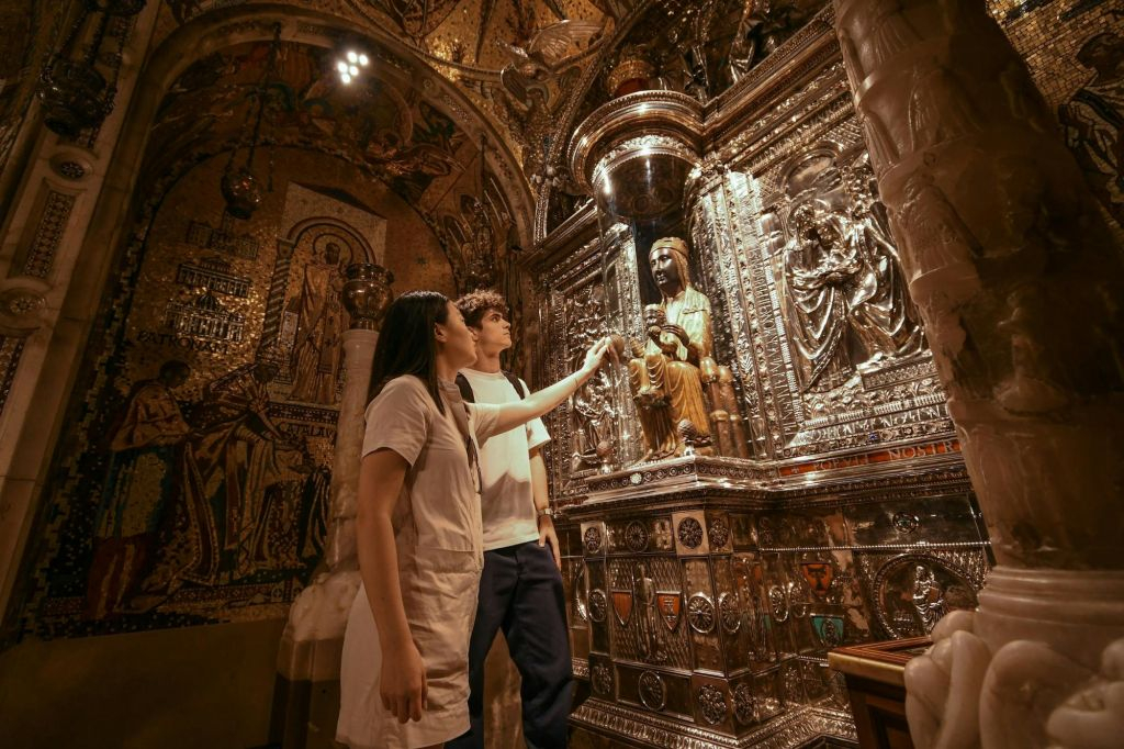 Montserrat: visita guiada desde Barcelona + entrada a la sacristía y a la Virgen Negra