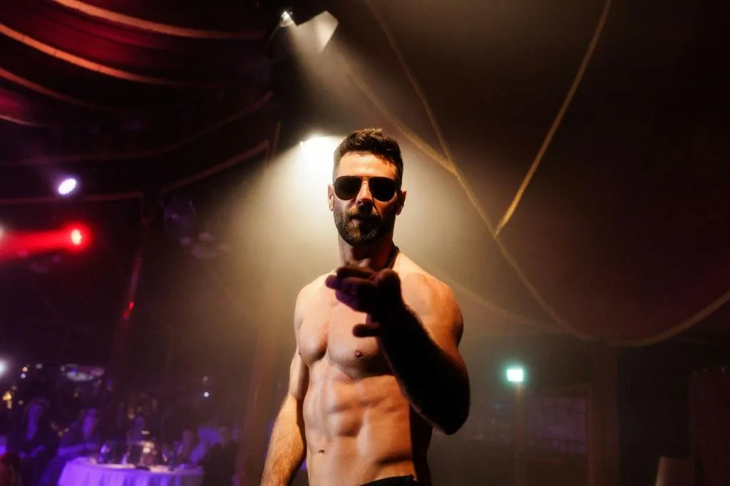 Teatro Mirage no Prater: Espetáculo com jantar SIXX PAXX