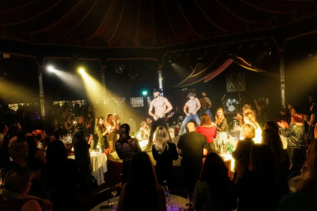 Teatro Mirage no Prater: Espetáculo com jantar SIXX PAXX