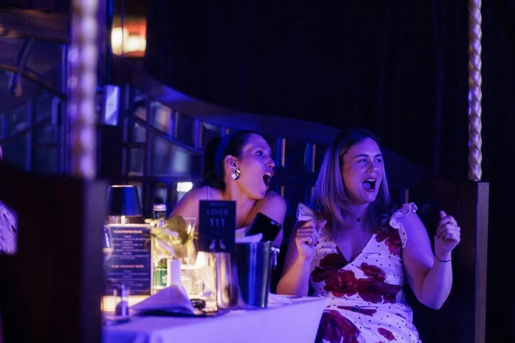 Teatro Mirage no Prater: Espetáculo com jantar SIXX PAXX