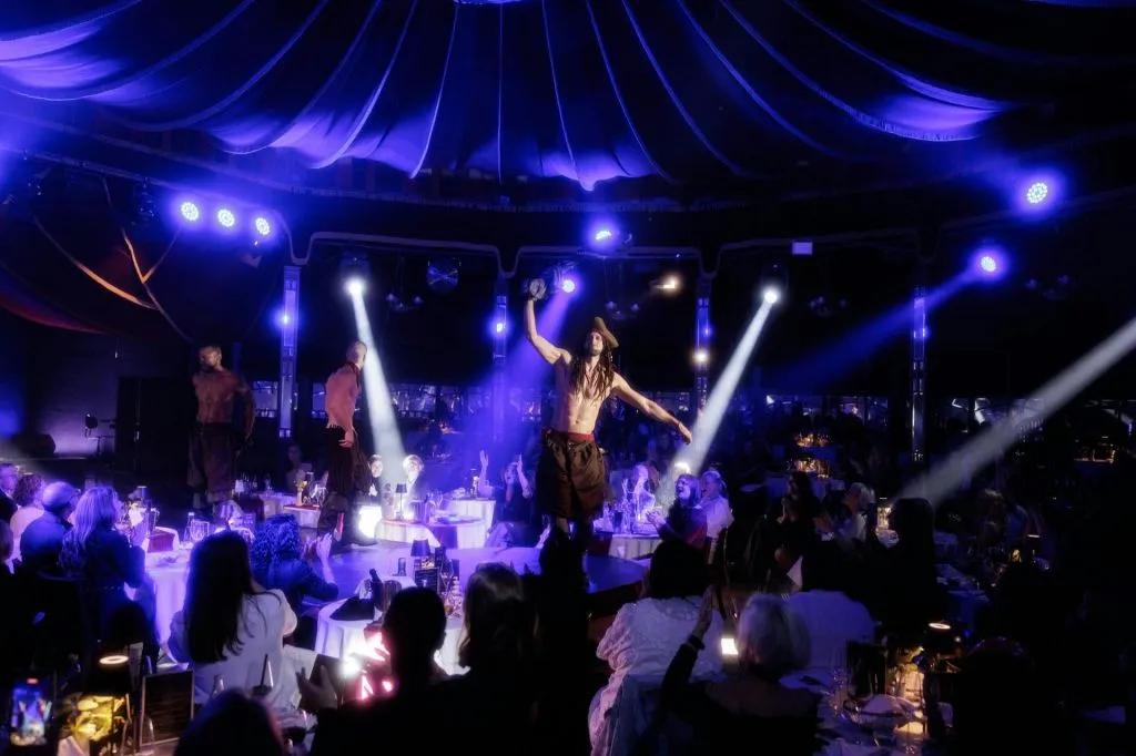 Teatro Mirage no Prater: Espetáculo com jantar SIXX PAXX