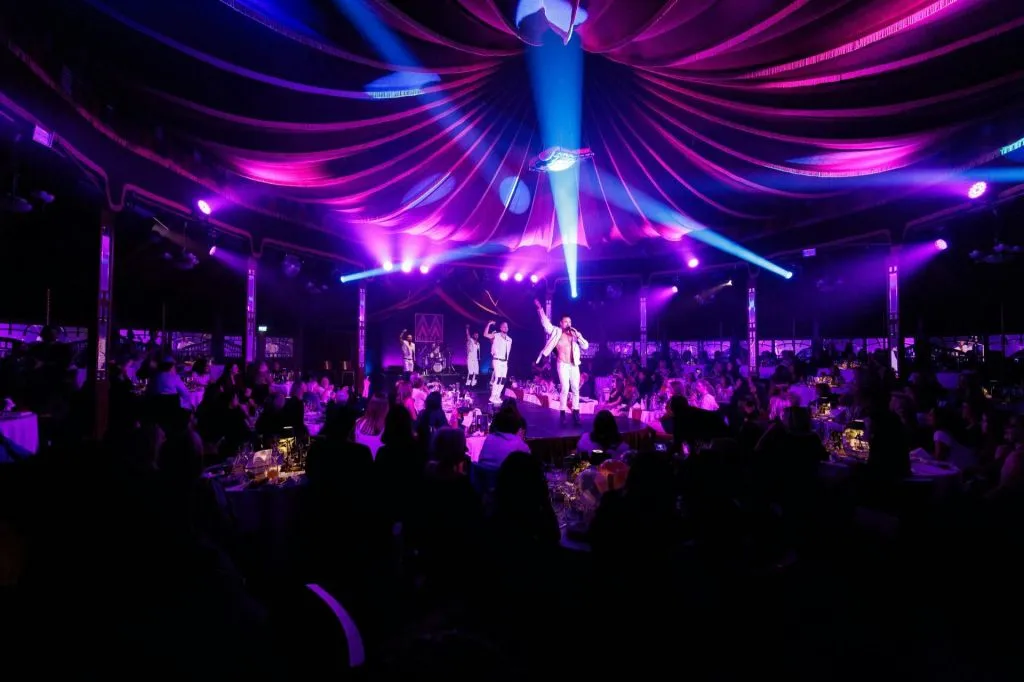 Teatro Mirage no Prater: Espetáculo com jantar SIXX PAXX