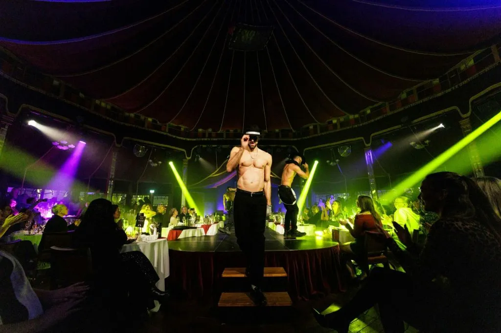 Teatro Mirage no Prater: Espetáculo com jantar SIXX PAXX
