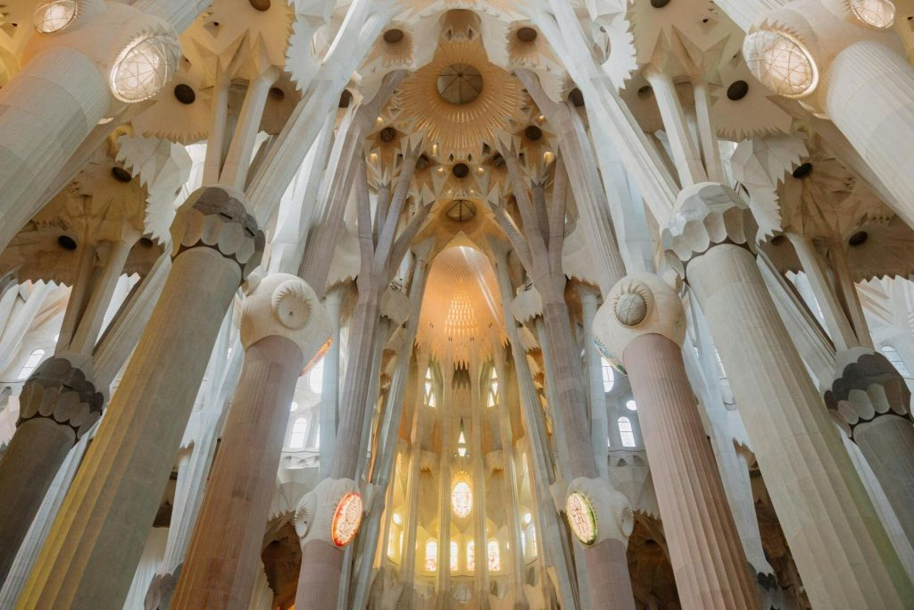 Barcelona: Recorrido por las obras más destacadas de Gaudí + Sagrada Familia y Casa Batlló sin colas