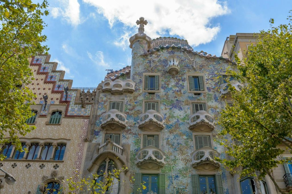 Barcelona: Recorrido por las obras más destacadas de Gaudí + Sagrada Familia y Casa Batlló sin colas
