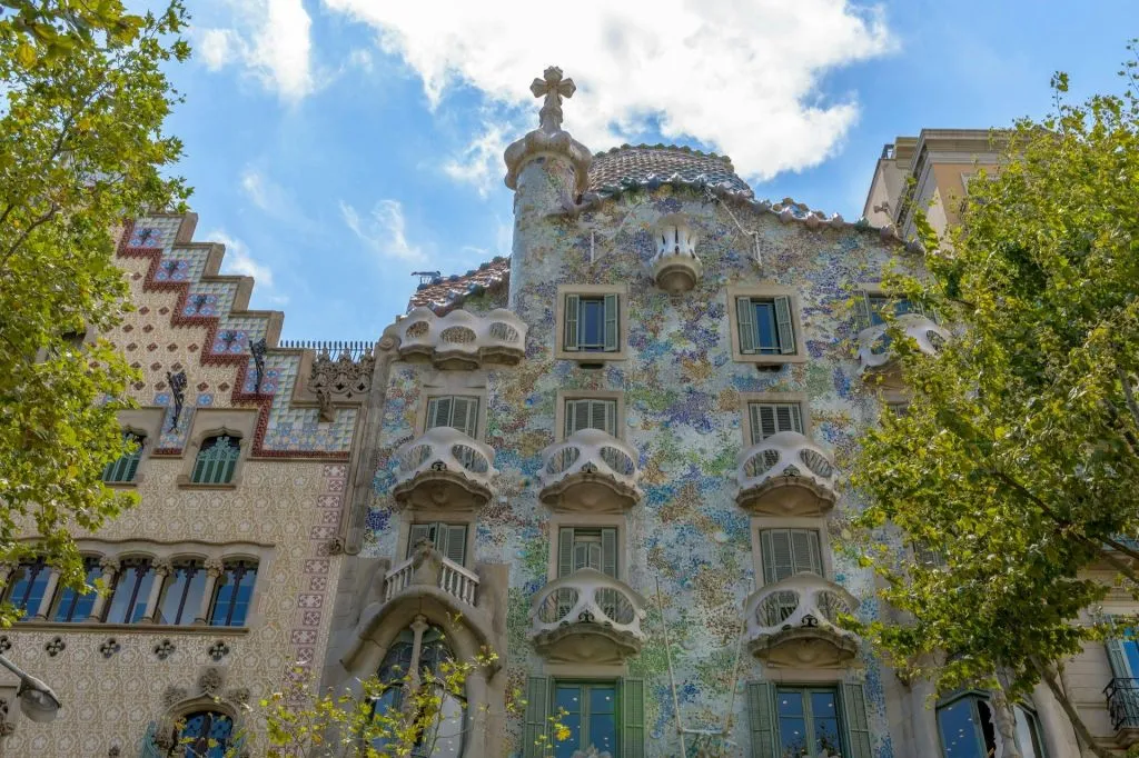 Barcelona: Recorrido por las obras más destacadas de Gaudí + Sagrada Familia y Casa Batlló sin colas