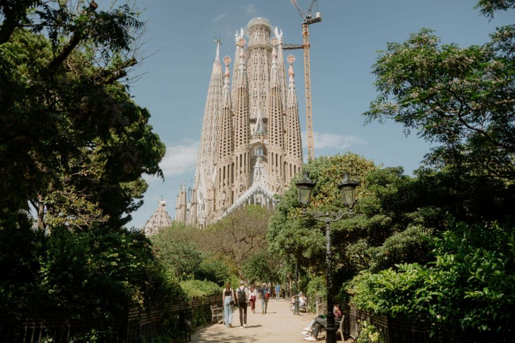 Barcelona: Recorrido por las obras más destacadas de Gaudí + Sagrada Familia y Casa Batlló sin colas