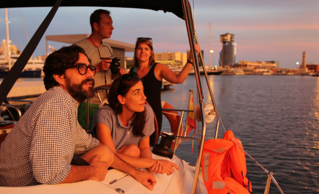 Barcelona: Navegação ao pôr do sol com bebidas e lanches