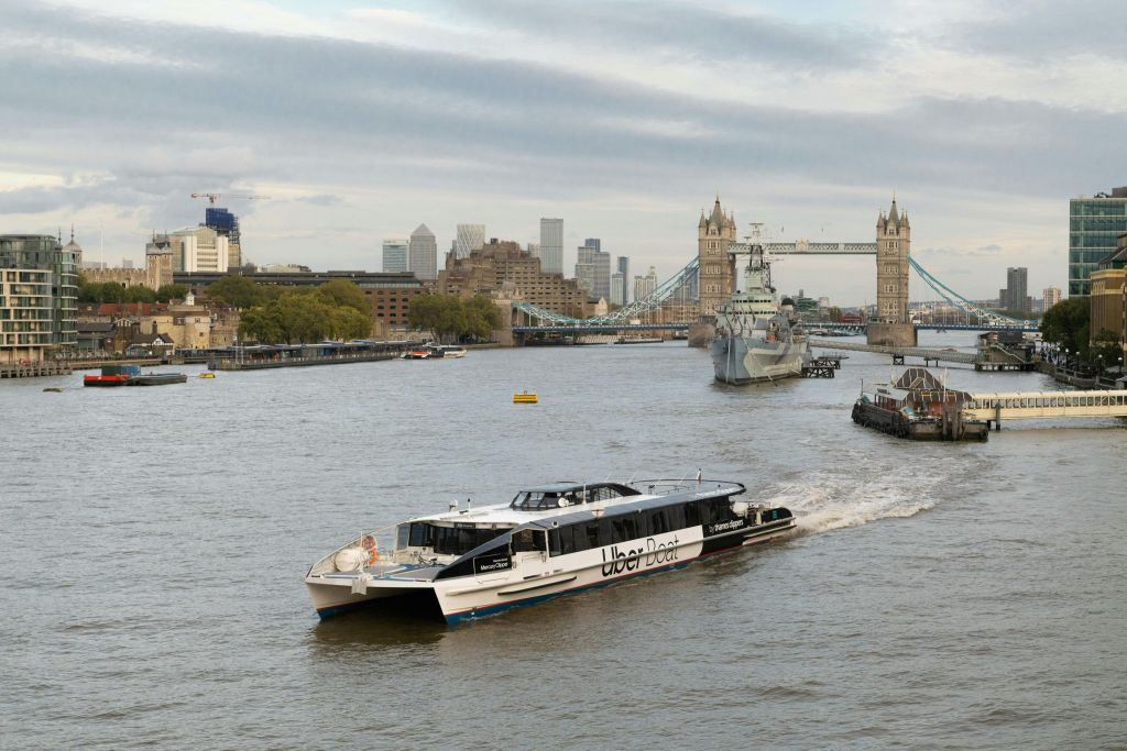 London: One-Way Uber Boat + Evening Bus Tour