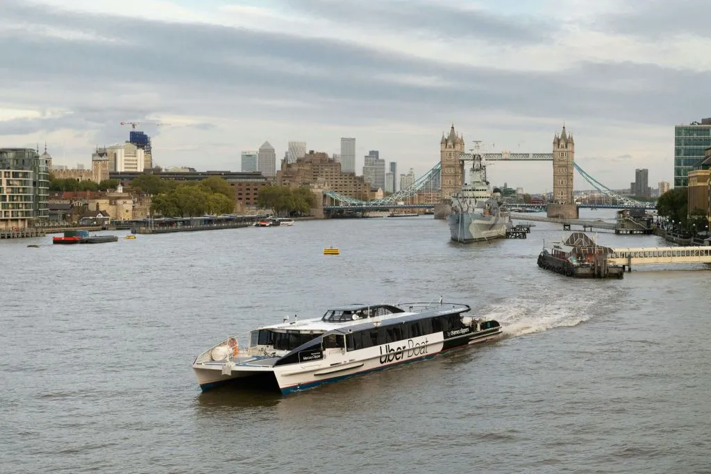 London: One-Way Uber Boat + Evening Bus Tour