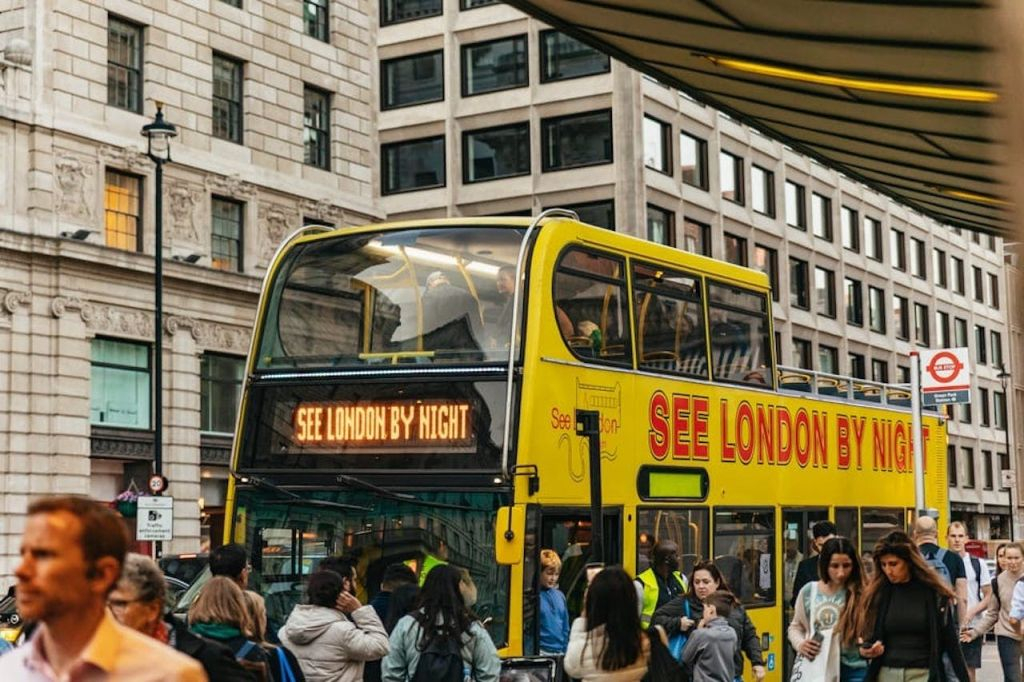 London: One-Way Uber Boat + Evening Bus Tour