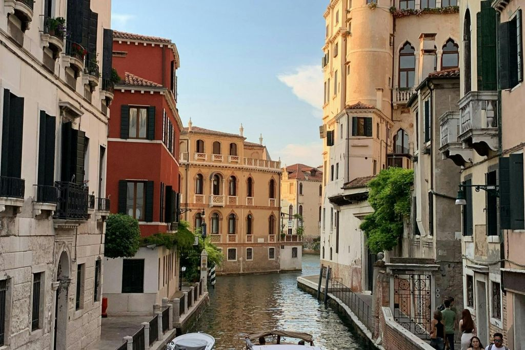 Murano e Burano: tour privato in barca, dimostrazione di soffiatura del vetro + un bicchiere di champagne