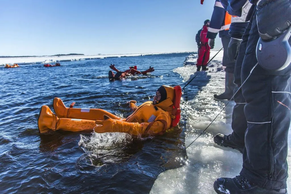 Navio quebra-gelo «Polar Explorer»: Expedição guiada e passeio no gelo + audioguia