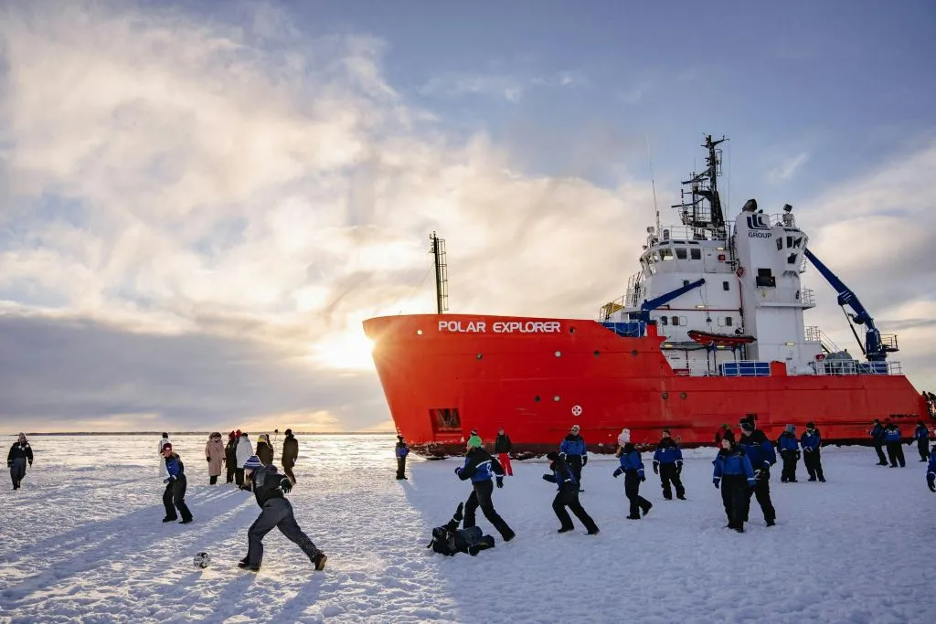 Navio quebra-gelo «Polar Explorer»: Expedição guiada e passeio no gelo + audioguia