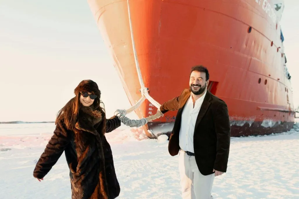 Navio quebra-gelo «Polar Explorer»: Expedição guiada e passeio no gelo + audioguia