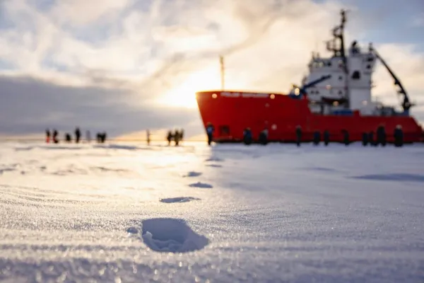 Navio quebra-gelo «Polar Explorer»: Expedição guiada e passeio no gelo + audioguia