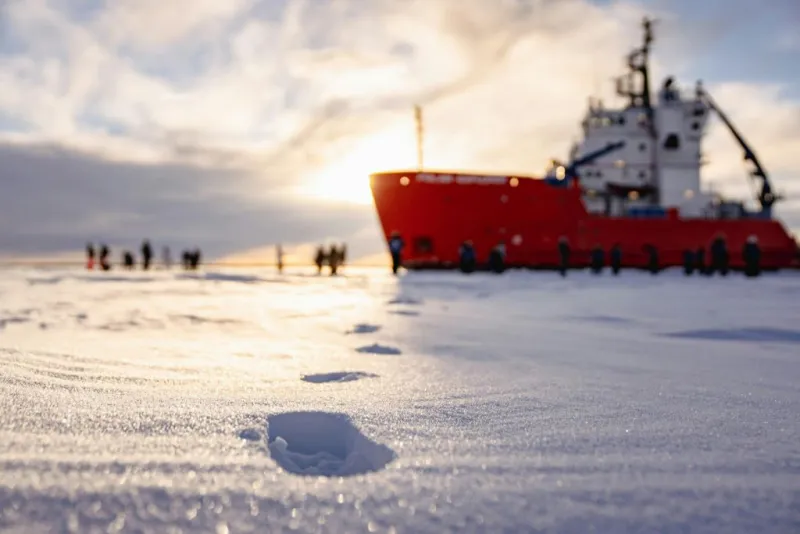 Navio quebra-gelo «Polar Explorer»: Expedição guiada e passeio no gelo + audioguia