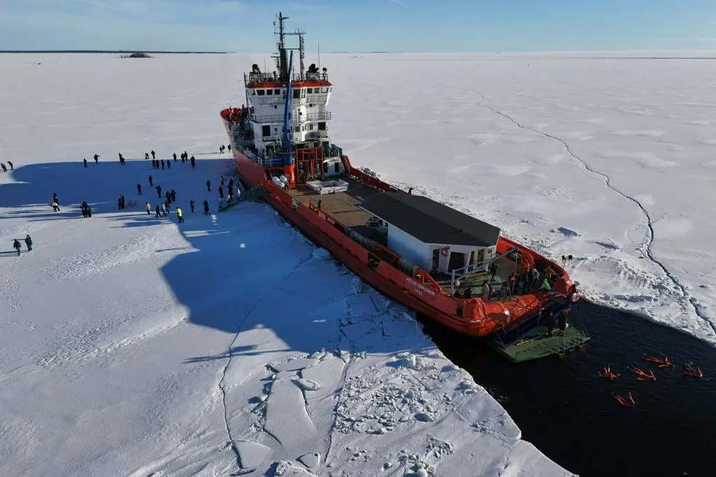 Navio quebra-gelo «Polar Explorer»: Expedição guiada e passeio no gelo + audioguia