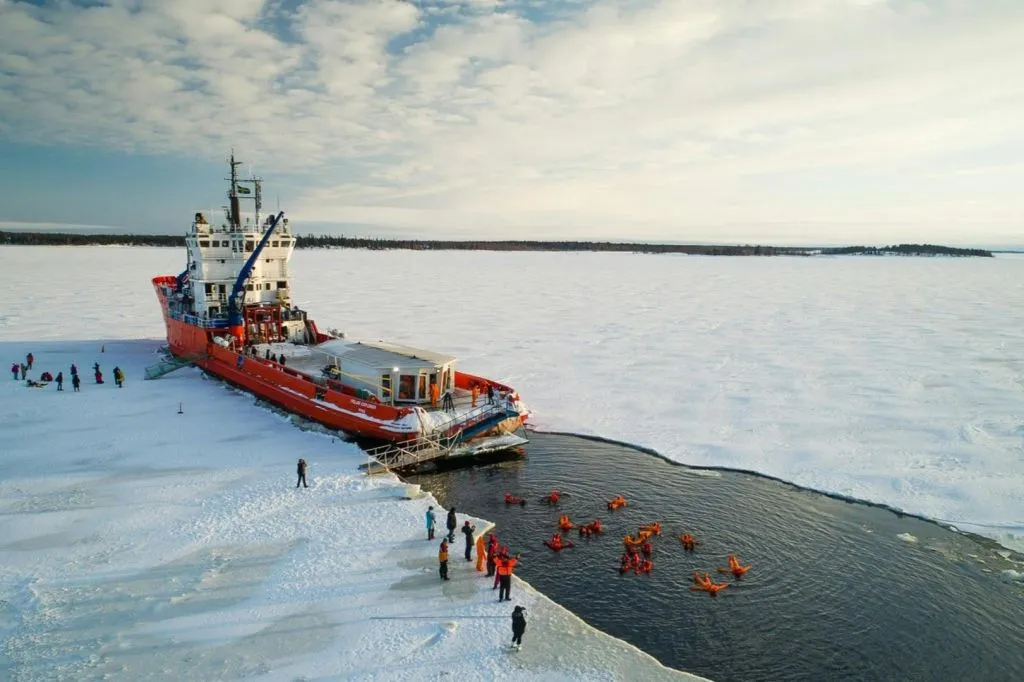 Golfo da Bótnia: Passeio de barco no quebra-gelo «Arctic Explorer» a partir de Rovaniemi + Flutuação no gelo