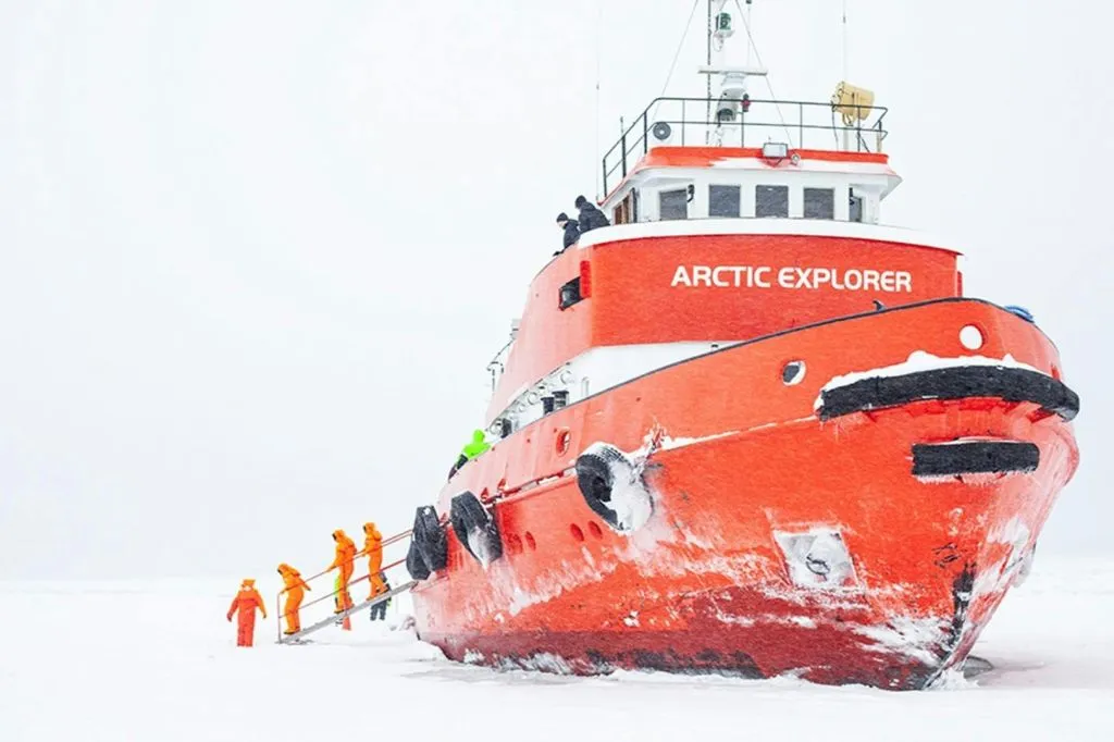 Golfo da Bótnia: Passeio de barco no quebra-gelo «Arctic Explorer» a partir de Rovaniemi + Flutuação no gelo