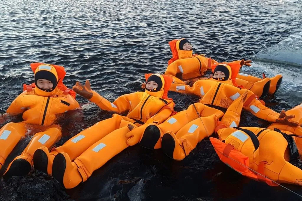 Golfo da Bótnia: Passeio de barco no quebra-gelo «Arctic Explorer» a partir de Rovaniemi + Flutuação no gelo