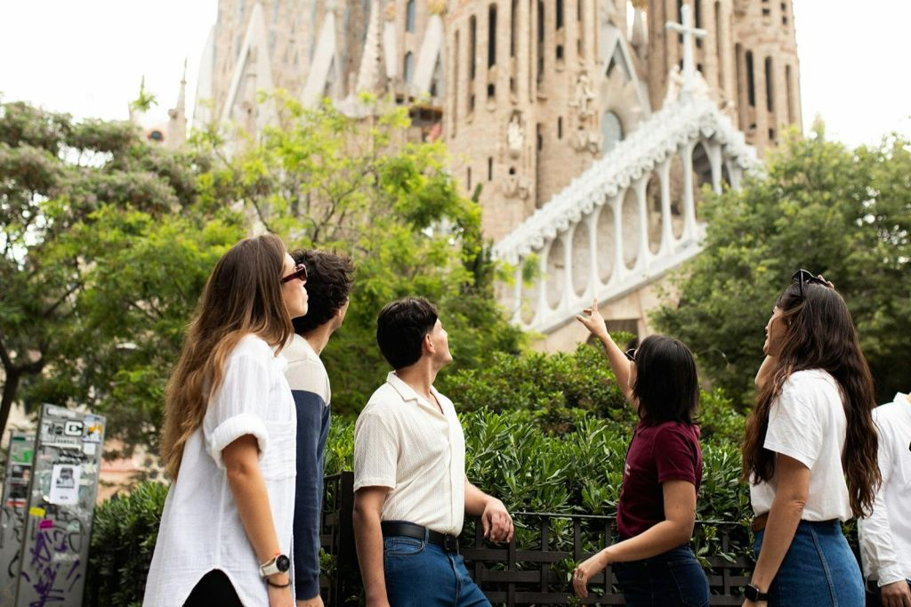 Barcelona: Visita guiada + Entrada sin colas para el Parque Güell y la Sagrada Familia