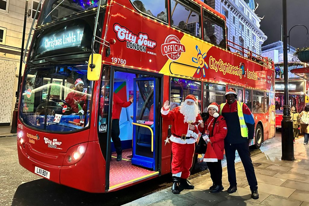 London: Christmas Lights Bus Tour with Audio Guide + Roundtrip Uber Boat