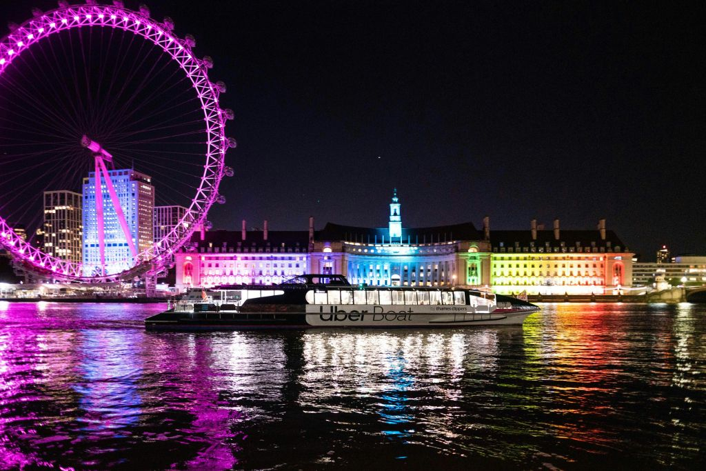 London: Christmas Lights Bus Tour with Audio Guide + Roundtrip Uber Boat